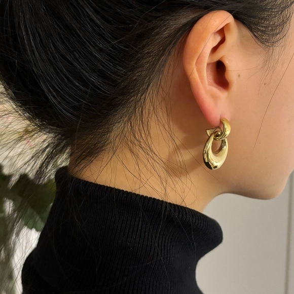 Round Earrings - Picture 2 of 10